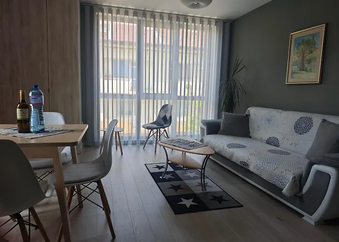 Central, Brand New Apart With Parking