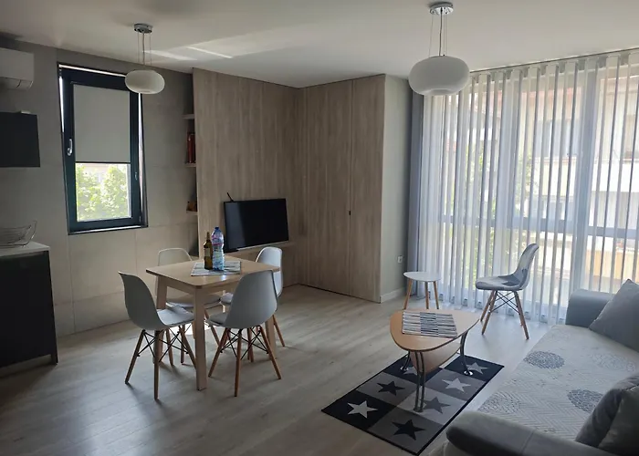 Central, Brand New Apart With Parking